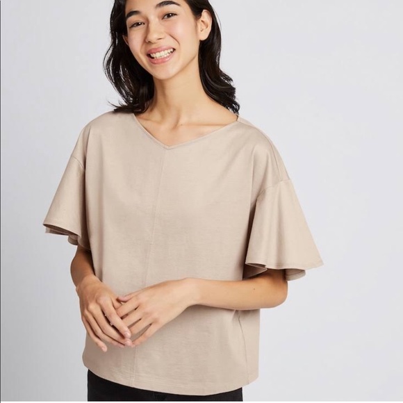 Uniqlo Tops - BNWT- Uniqlo women’s round neck Flare tee-size XS